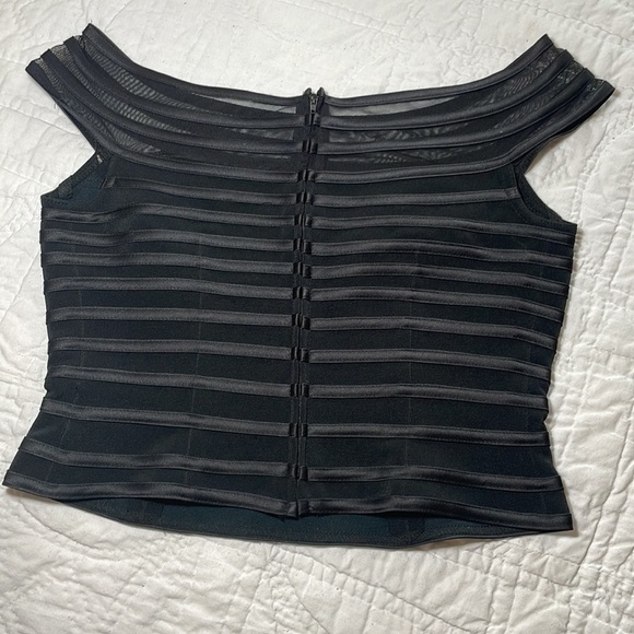 JS Collections Black Off Shoulder Bondage Top Striped Molded Cups Full Zip 8P - Picture 2 of 8